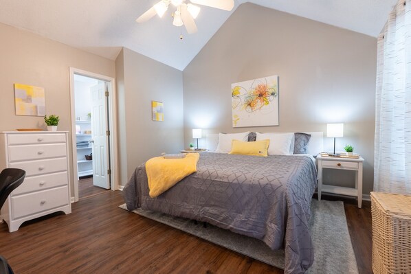 3 habitaciones, tabla de planchar con plancha, wifi y ropa de cama 