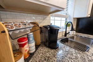 Een magnetron, een oven, een kookplaat, een vaatwasser