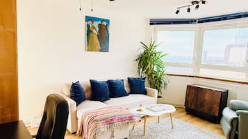 Smart-TV, bøker og stereoanlegg