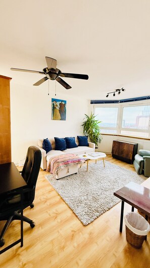 TV connectée, livres, chaîne hi-fi