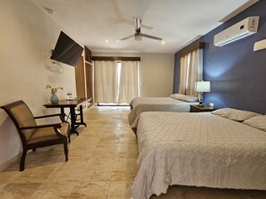 Premium Quadruple Room | Premium bedding, blackout drapes, iron/ironing board, free WiFi - Casa Xu´unan (Valladolid)