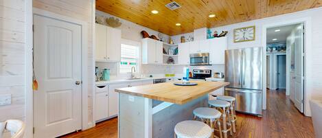 冷蔵庫、電子レンジ、オーブン、コンロ