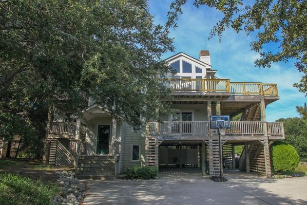 Westside Outer Banks Vacation Rental 2015 - Penn Station - Spacious and beautifully decorated, home offers the comforts and amenities of home! (Southern Shores)