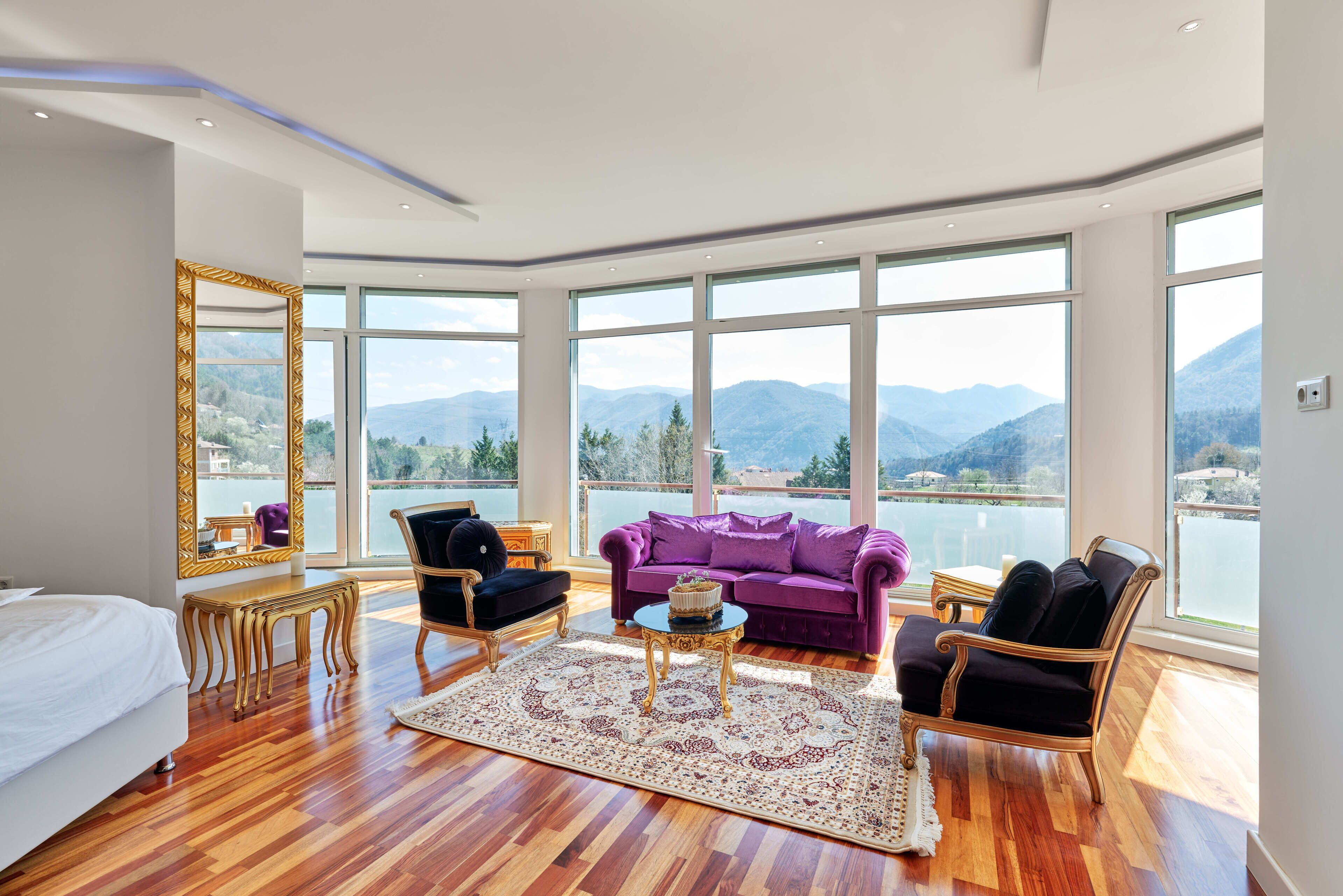 Deluxe Studio Suite, 1 Katil Raja (King) dengan Katil Sofa, Mountain View | Ruang tamu | 42 inci sebuah televisyen pintar dengan satelit 