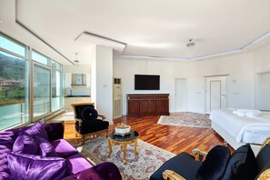 Deluxe Studio Suite, 1 King Bed with Sofa bed, Mountain View | Living area