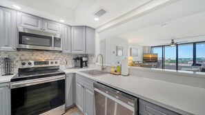 ثلاجة، ميكروويف، فرن، موقد طهي مسطح