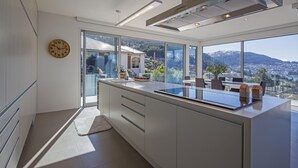 Villa – deluxe | Eget kjøkken | Kjøleskap, mikrobølgeovn, ovn og kokeplater