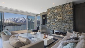Villa – deluxe | Oppholdsområde | Flatskjerm-TV