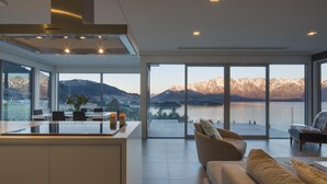 Villa – deluxe | Oppholdsområde | Flatskjerm-TV