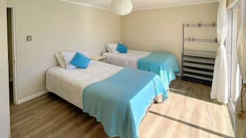 4 habitaciones, tabla de planchar con plancha, wifi y ropa de cama