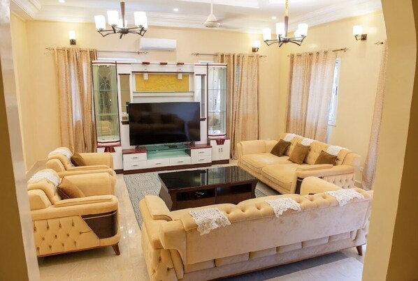 Living area - Manneh Vacation Home (Brusubi)