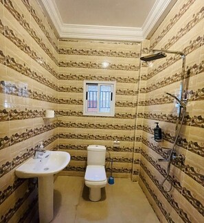 Shower, towels, soap, shampoo - Manneh Vacation Home (Brusubi)
