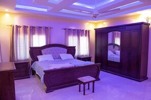 5 bedrooms, WiFi, bed sheets - Manneh Vacation Home (Brusubi)