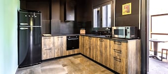 Black House - Singular industrial-style house