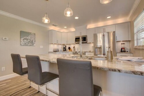 Close to beach! 2 Bedroom 1 Bathroom Sleeps 4. Pet Friendly