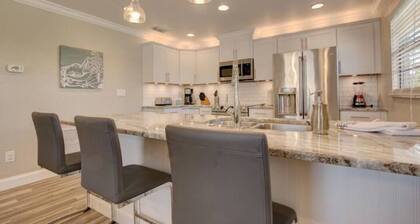Close to beach! 2 Bedroom 1 Bathroom Sleeps 4. Pet Friendly