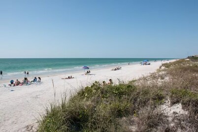 Close to beach! 2 Bedroom 1 Bathroom Sleeps 4. Pet Friendly