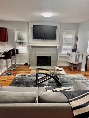 Living area - Hidden Gen in Weequachic (Newark)