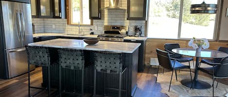 Refrigerador, microondas, horno y parrilla de estufa