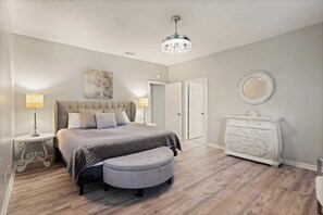 5 habitaciones, tabla de planchar con plancha y cuna de viaje 