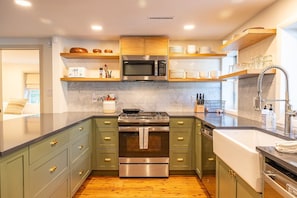 Refrigerador, microondas, horno, placa de cocina