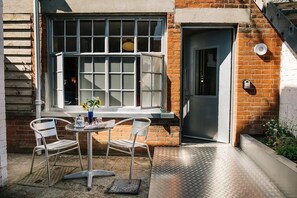 Outdoor dining - Seahorse Studio 'Accessible Luxury', Aldeburgh (Suffolk)