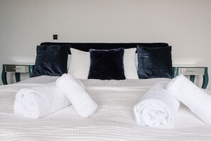 7 bedrooms, travel cot, WiFi, bed sheets