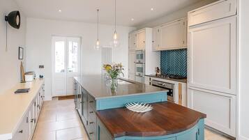 Réfrigérateur, micro-ondes, four, lave-vaisselle