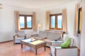 TV, fireplace, table tennis, books