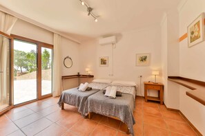 9 Schlafzimmer, Bügeleisen/Bügelbrett, Reisekinderbett, kostenloses WLAN