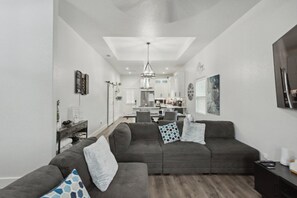 Smart TV, stereo, printers - Minutes from Canyon Lake! Custom 3 Bedroom Home W/ Fire Pit. Perfect Location! (Spring Branch)