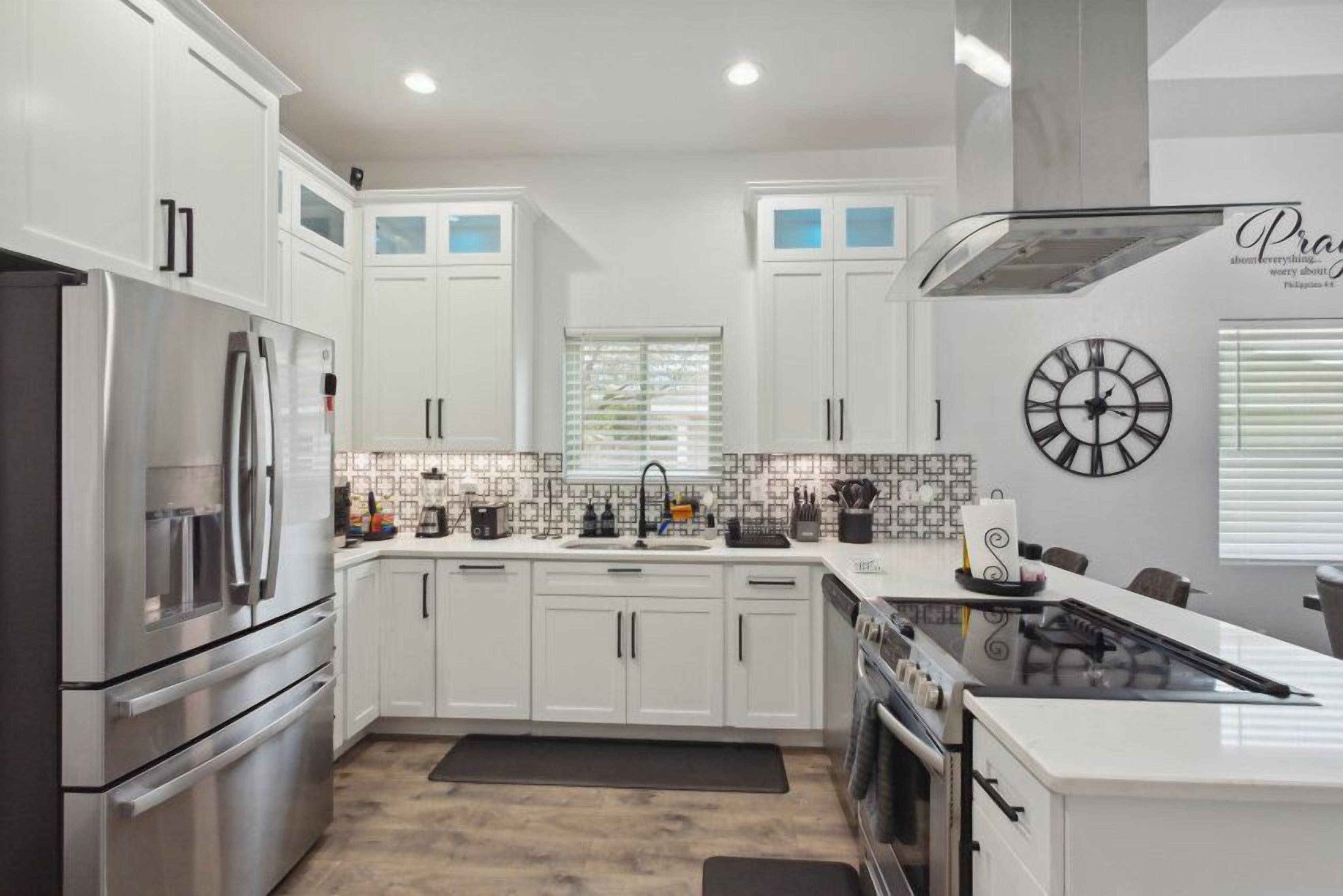 Refrigerador, microondas, horno y parrilla de estufa 