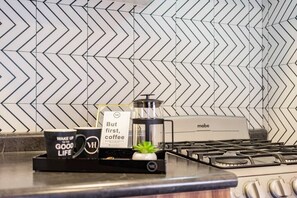 Geladeira, micro-ondas, fogão, cooktop