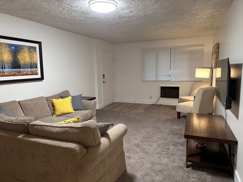 Cozy Corner at College Center of Town Sleeps 4