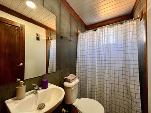 Dusche, umweltfreundliche Kosmetikartikel, Haartrockner, Handtücher