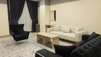 Phòng Suite dành cho gia đình | Khu phòng khách | Smart TV 42-inch có truyền hình vệ tinh, Netflix, dịch vụ stream