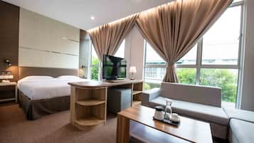 Executive Suite, Multiple Beds, Non Smoking | 1 bedroom, individually furnished, desk, blackout curtains