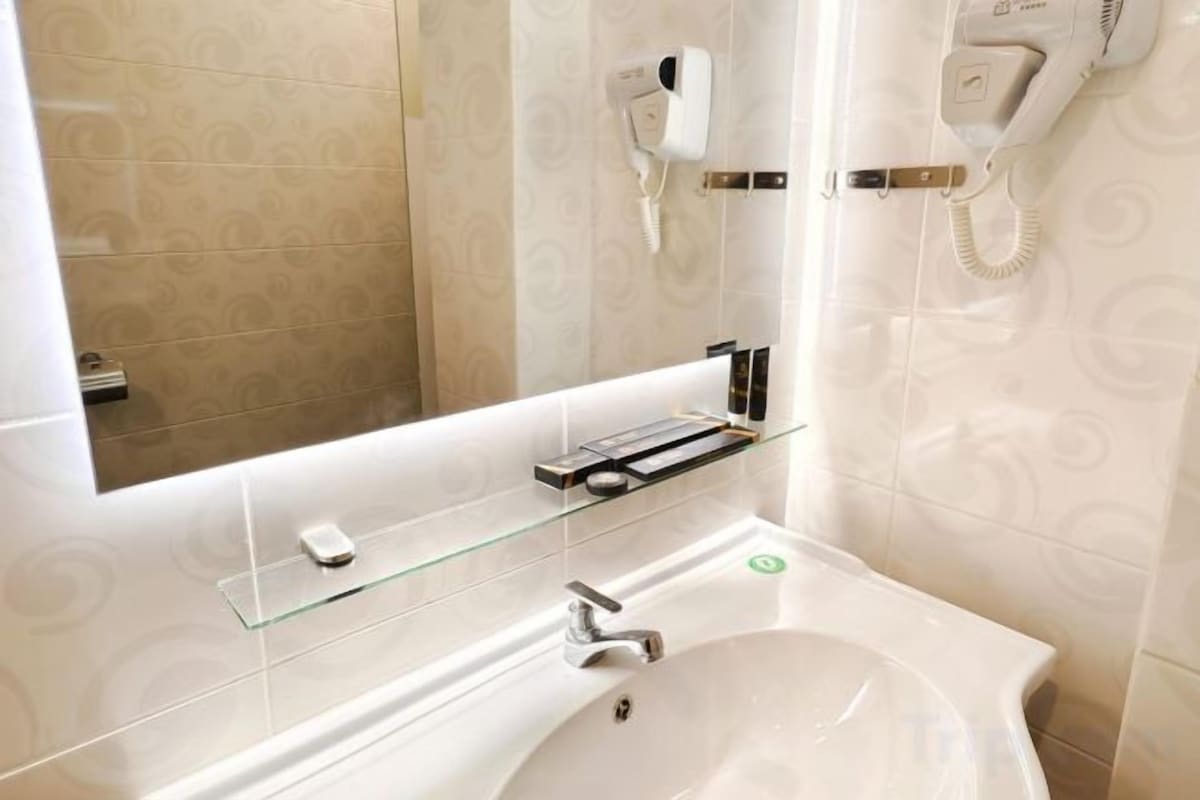 Shower, rainfall showerhead, free toiletries, hair dryer
