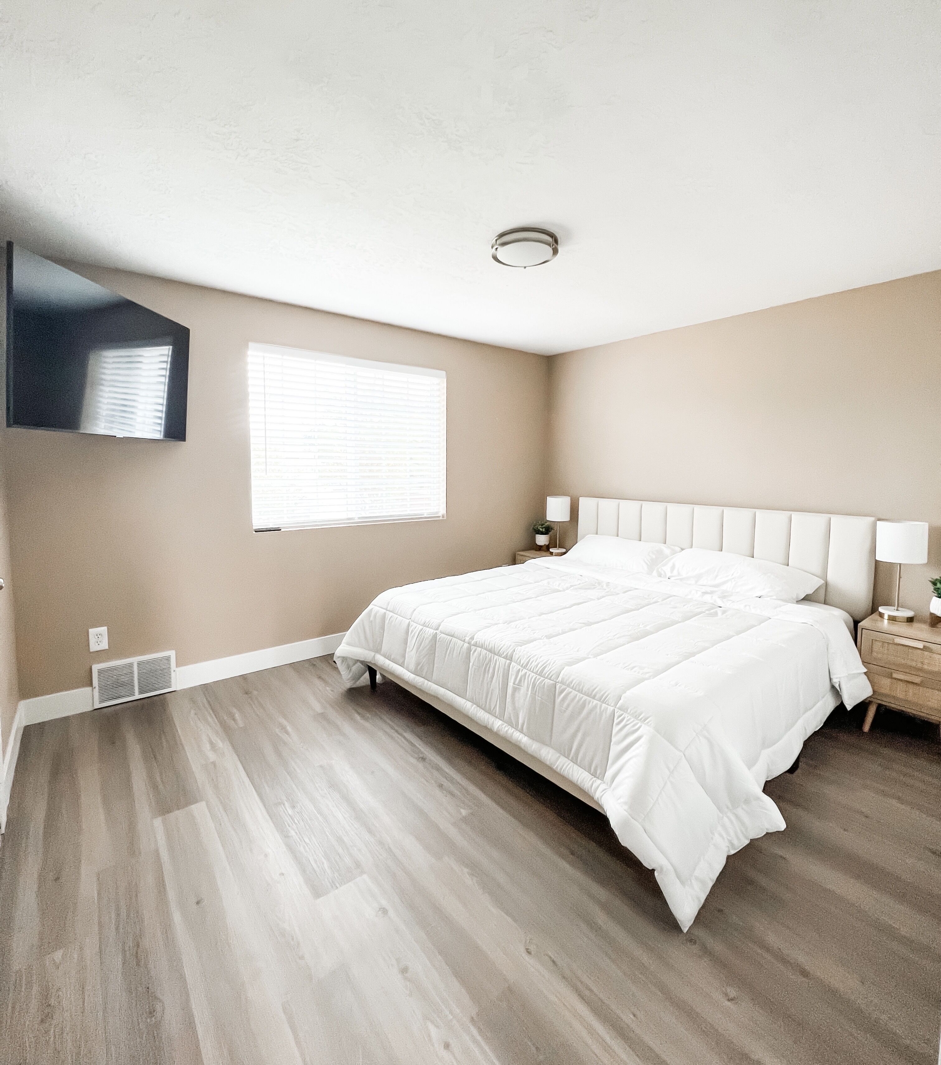 4 bedrooms, iron/ironing board, WiFi, bed sheets