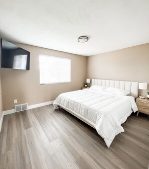 4 室のベッドルーム、アイロン / アイロン台、WiFi、ベッドシーツ