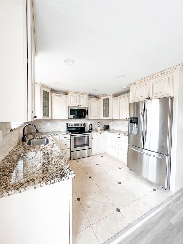 冷蔵庫、電子レンジ、オーブン、コンロ