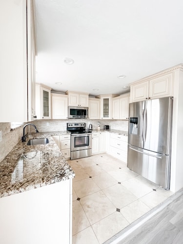 Quiet Haven Hideaway: Hot Tub, Firepit, Playground and Spacious Yard