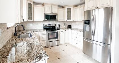 Quiet Haven Hideaway: Hot Tub, Firepit, Playground and Spacious Yard