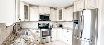 Quiet Haven Hideaway: Hot Tub, Firepit, Playground and Spacious Yard