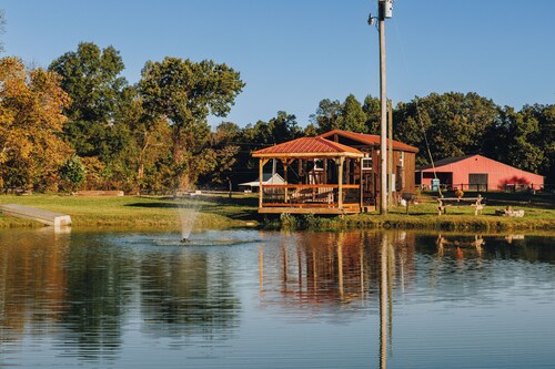 Tiny Cabin At The Pond
