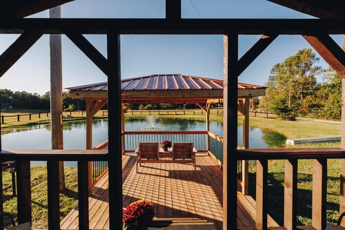 Tiny Cabin At The Pond
