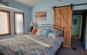 2 bedrooms, iron/ironing board, free WiFi, bed sheets - Lakeside Paradise with Priceless Views (Toledo)