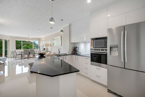 Kühlschrank, Ofen, Herdplatte, Geschirrspüler