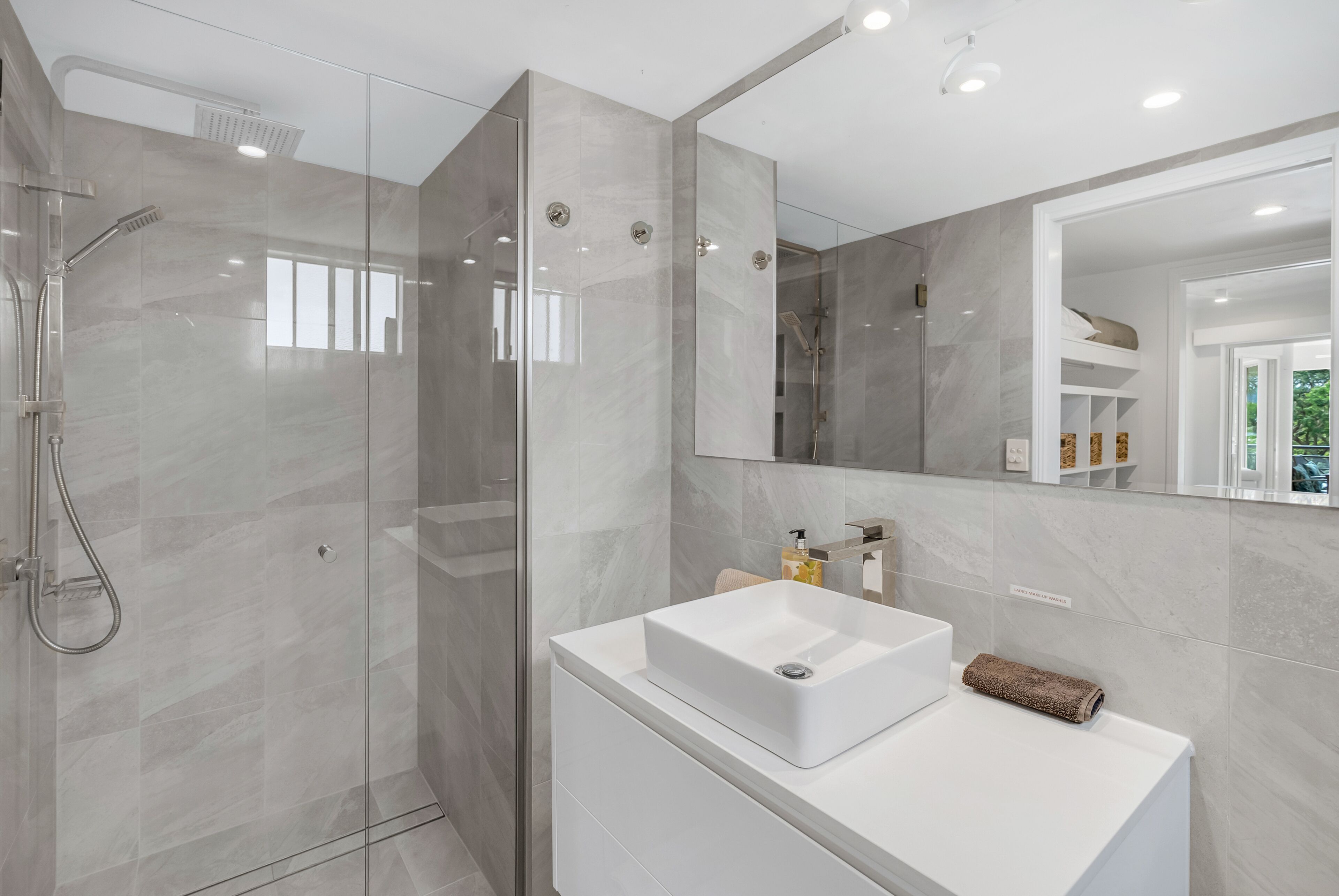 Articles de toilette gratuits, sèche-cheveux, savon, shampoing