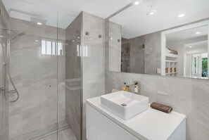 Amenidades de baño gratuitas, secadora de cabello, jabón, shampoo 